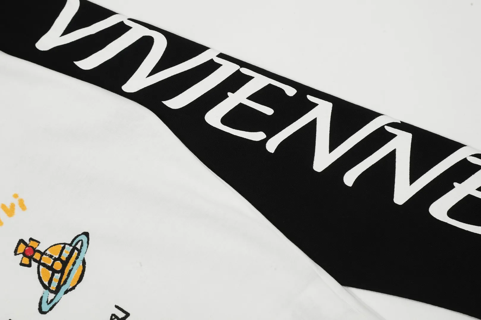 "Classic long sleeves" vivienne west wood Queen Mother Vivian Saturn large graffiti raglan long sleeves. Very practical for wearing inside and outside. Full series of correct accessories. Every detail is fully restored. Straightforward to pull up. Size: S M L Color: white and black